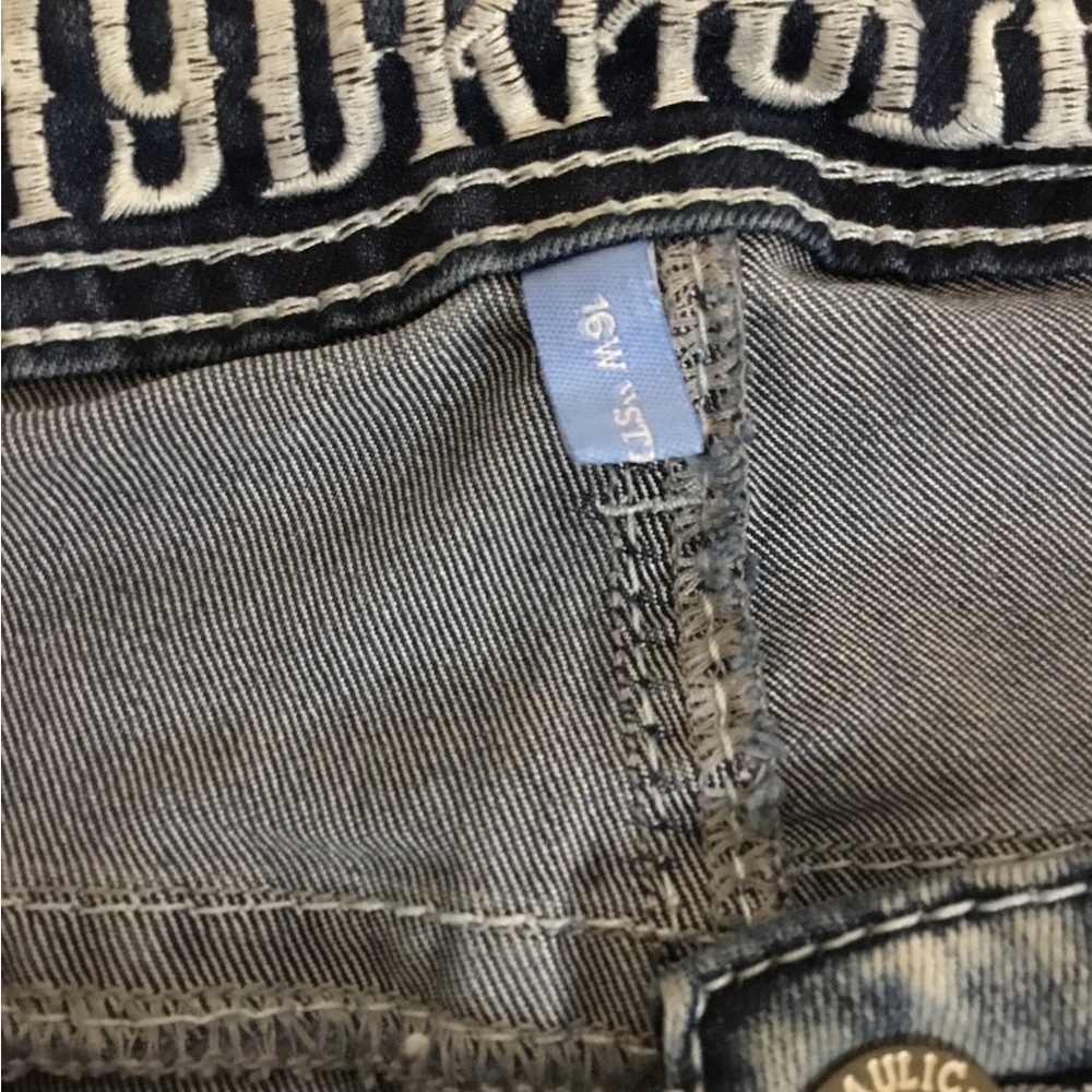 Hydraulic Women's Dark Blue Embroidered Boot Cut Jeans
Size 16W inseam 30” - Picture 10 of 11